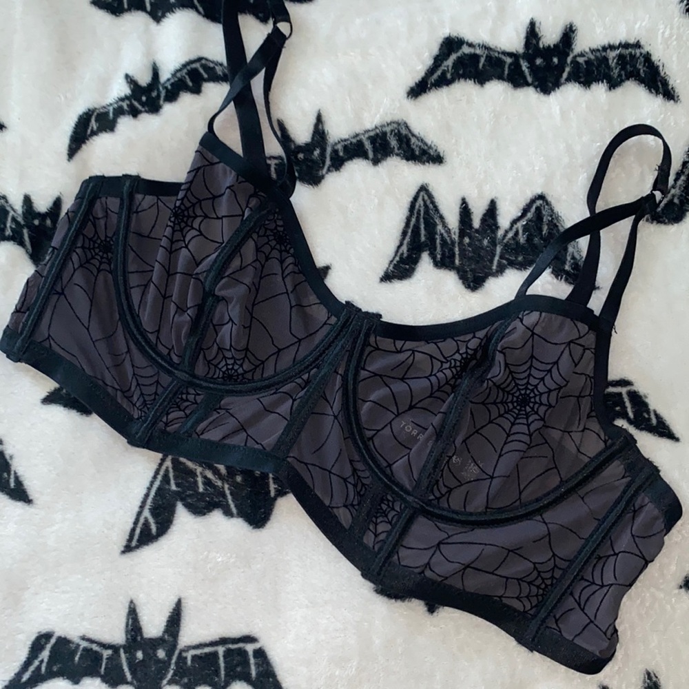 🩷NWOT Spiderweb bra